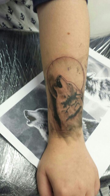 35 Wolf Tattoo Ideas- Inked Predators: The Grace and Strength of Wolf Tattoos 9 Wrist