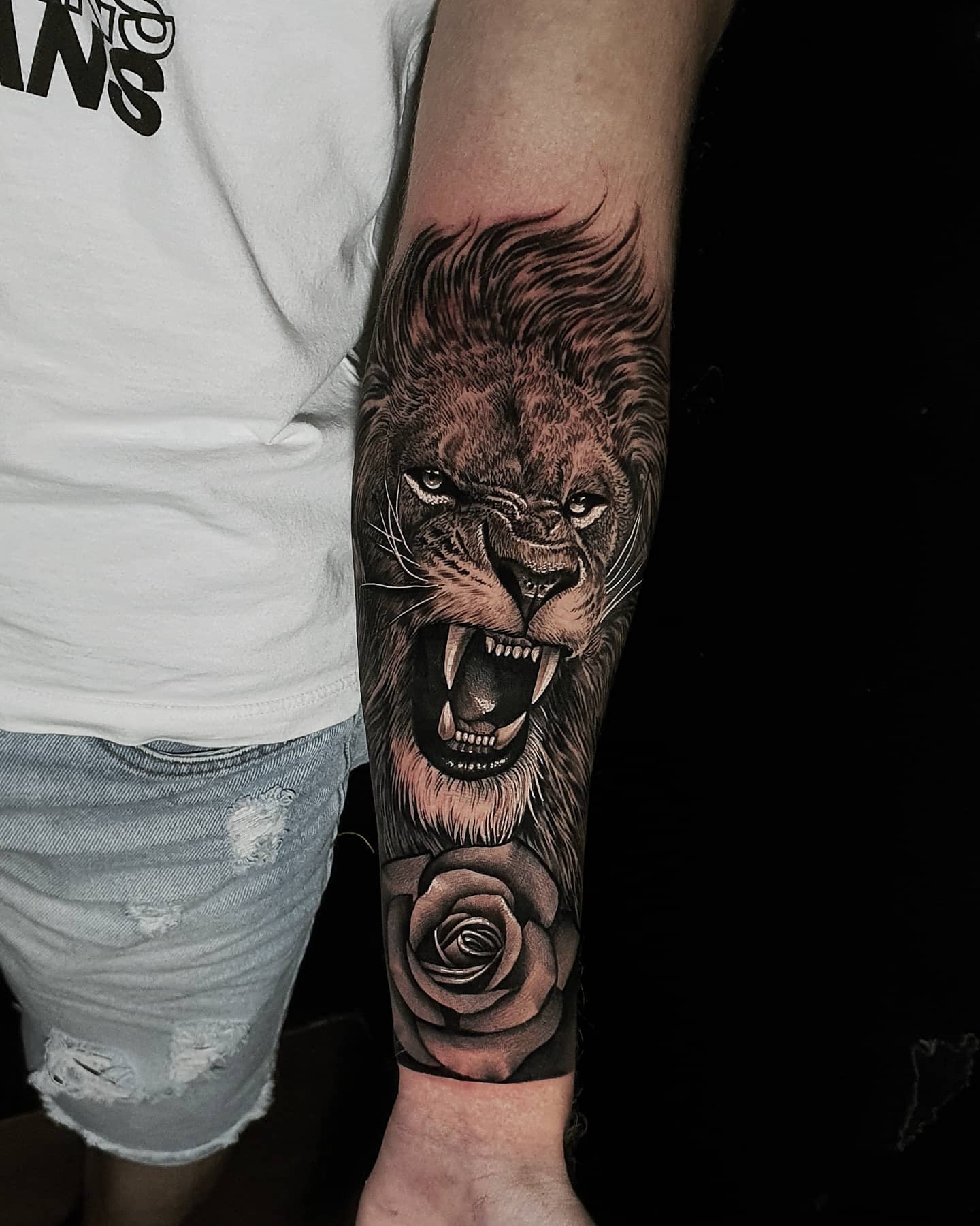 More Than 20 Fiercely Gorgeous Lion Tattoos Ideas 9 TATTOO OF A ROARING LION