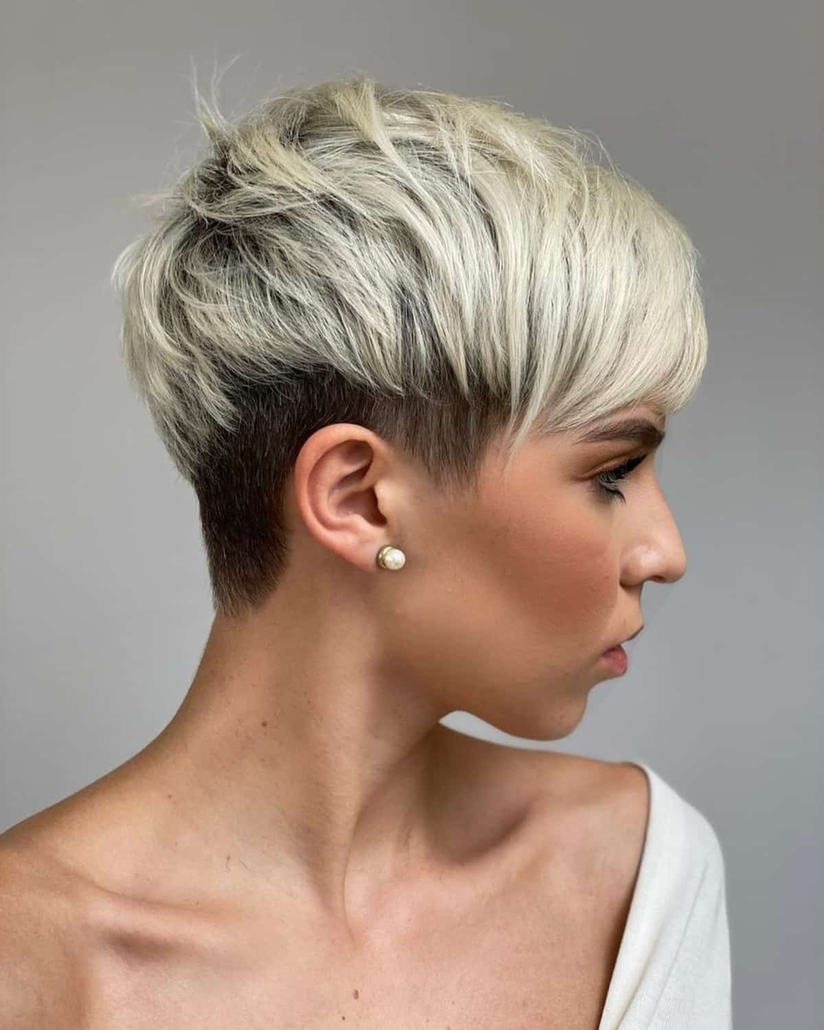 Platinum-colored Hair with a Dark-rooted Undercut