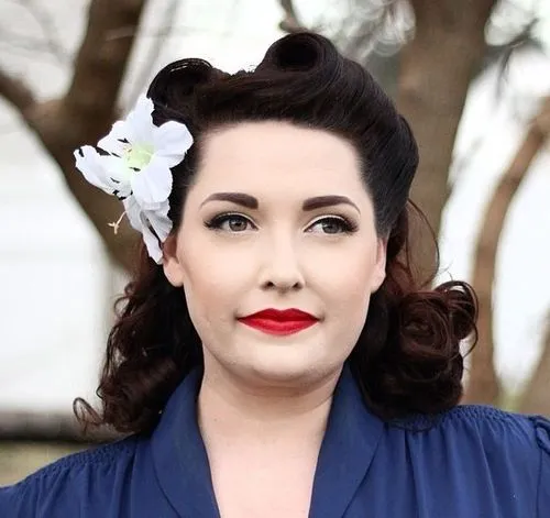 Tucked-in Sides with a Floral Accessory and Retro Waves