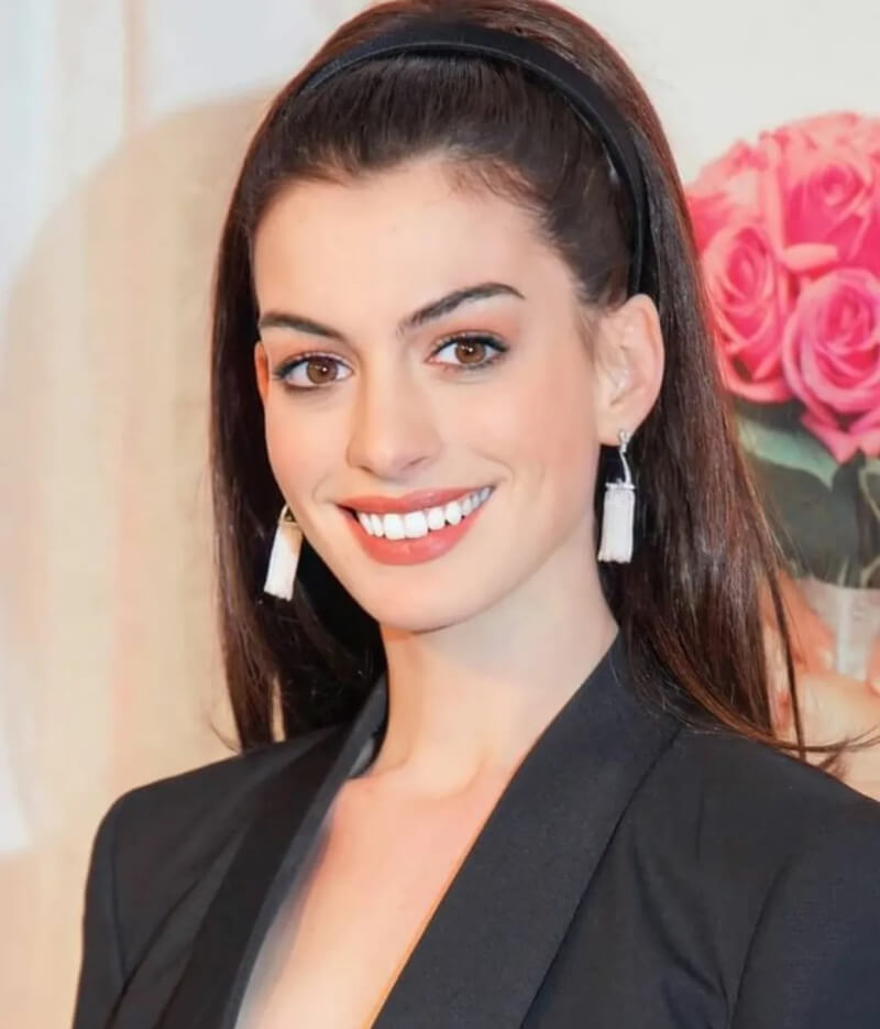 Long and Smooth Retro Hairstyle with a Headband