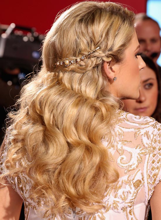 Semi-collected Voluminous Waves with a Hair Accessory