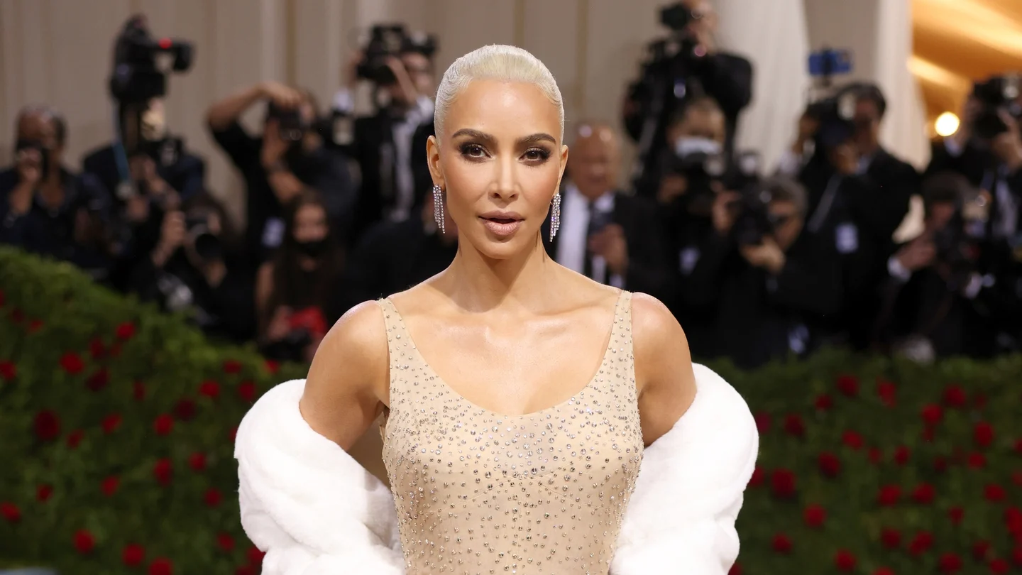 Platinum-colored Wet-look Bun Hairstyle
