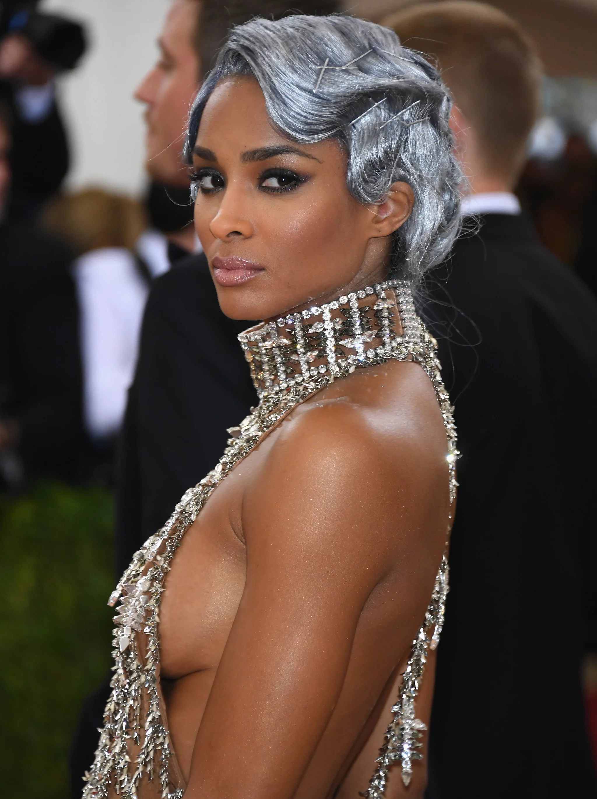 43 Chic Hairstyles That Look Even Better with Bobby Pins 34 Retro Waves with Bobby Pin