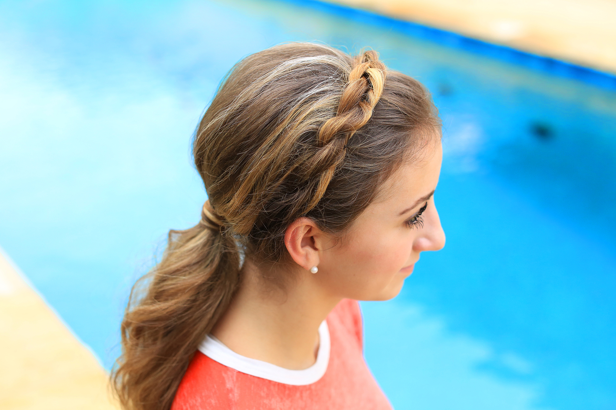 Low ponytail with a twisted <yoastmark class=