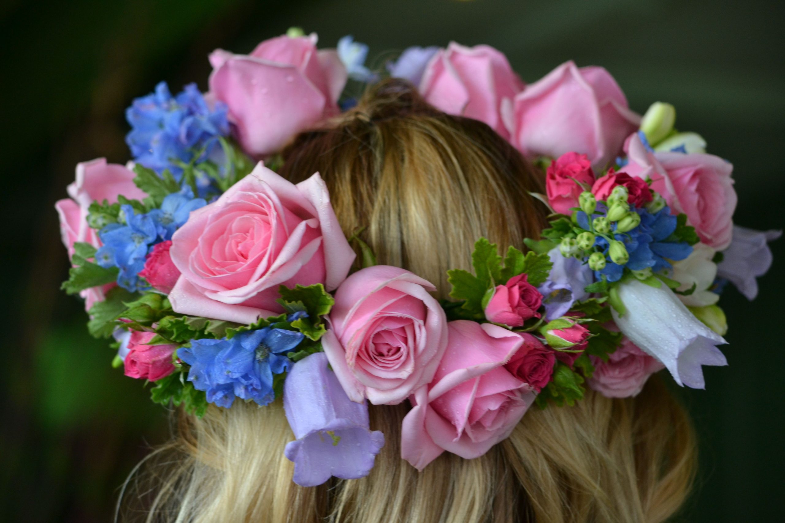 Floral Tresses: 40 Hairstyles Adorned with Flowers