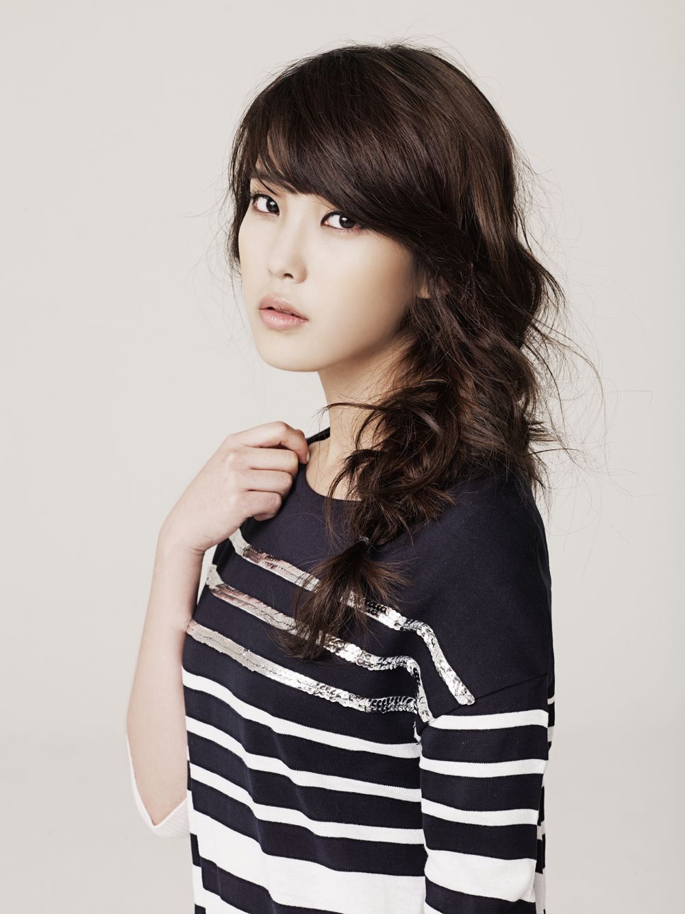 Timeless Elegance: 35 Korean Hairstyles for Women 14 Korean Messy Side Braid