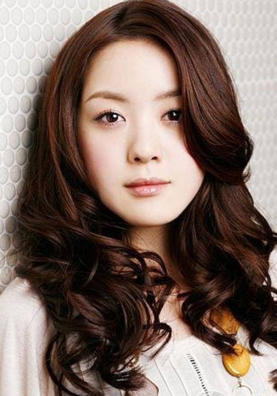 Timeless Elegance: 35 Korean Hairstyles for Women 16 Korean Voluminous Curls