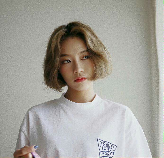 Timeless Elegance: 35 Korean Hairstyles for Women 22 Korean Airy Short Bob