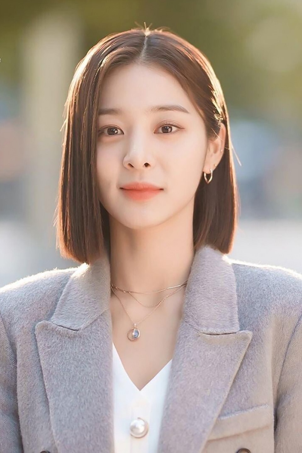 Timeless Elegance: 35 Korean Hairstyles for Women 23 Korean Classic Straight Hair