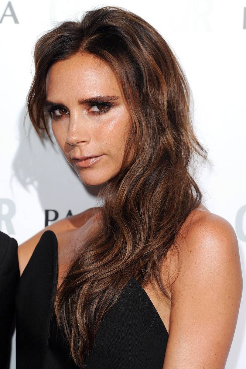Victoria Beckham Inspired 31 Hairdos for a Fashion-Forward Look 17 Messy Side Waves Victoria Beckham Hairstyle