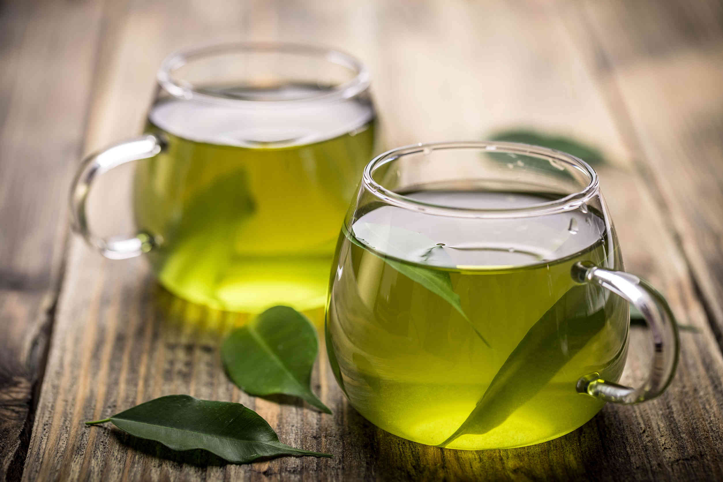 Grease-Free Tresses: Top 8 Natural Remedies for Oily Hair 8 Green tea for greasy hair