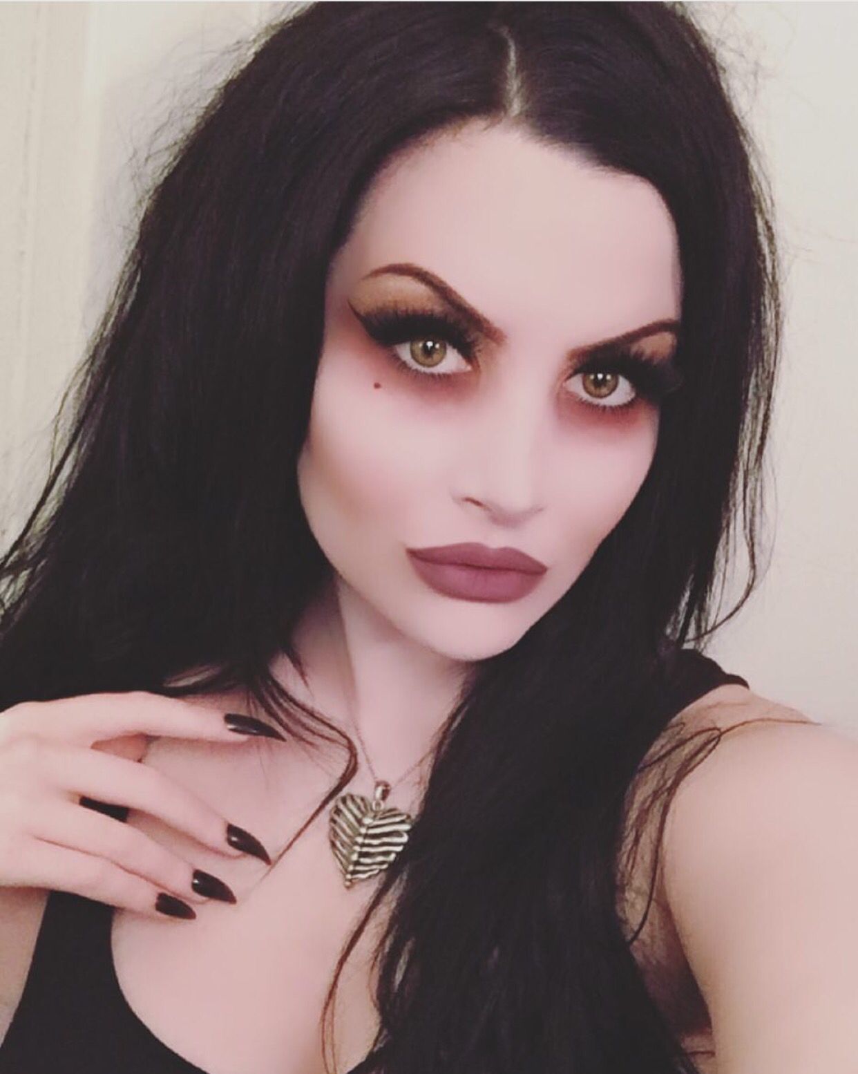 The Witch's Vanity: 30 Mystical Witch Makeup Ideas For 2023 1 witch halloween makeup