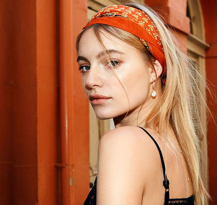 20 Stylish Bandana Hairstyles to Try Today 1 Headband Style Bandana Hairstyle
