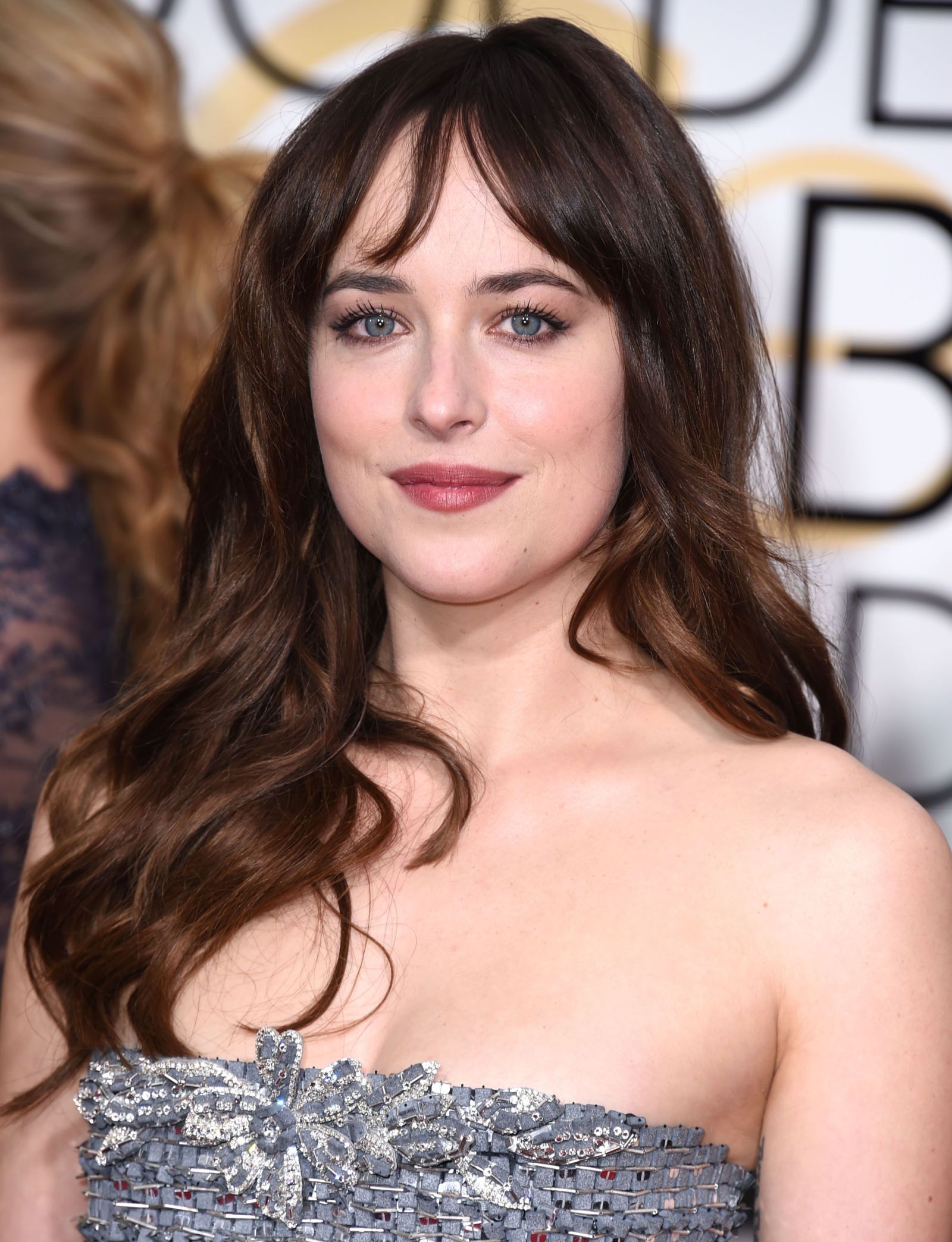 Get the Look: Dakota Johnson's Best Hairstyles 14 Side-Swept Curls