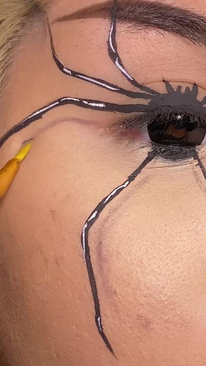 Quick and Spooky: 19 TikTok-Approved Halloween Makeup Ideas 2023 1 Spider Eye makeup