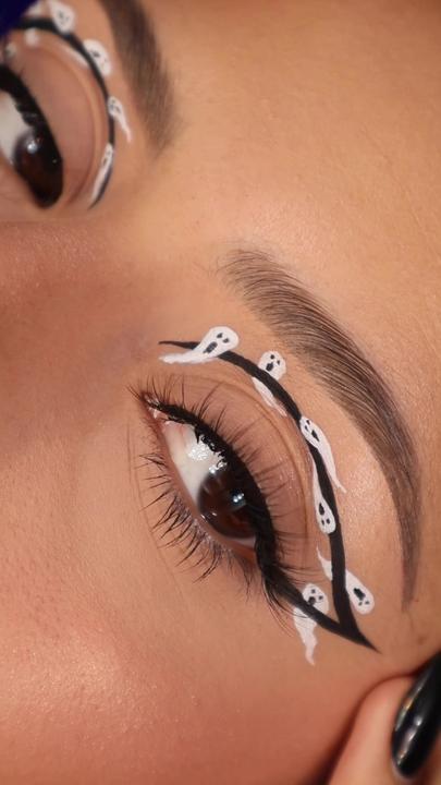 Quick and Spooky: 19 TikTok-Approved Halloween Makeup Ideas 2023 11 halloween eye makeup