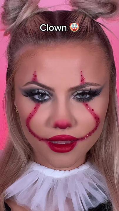 Quick and Spooky: 19 TikTok-Approved Halloween Makeup Ideas 2023 2 Girly Clown Makeup