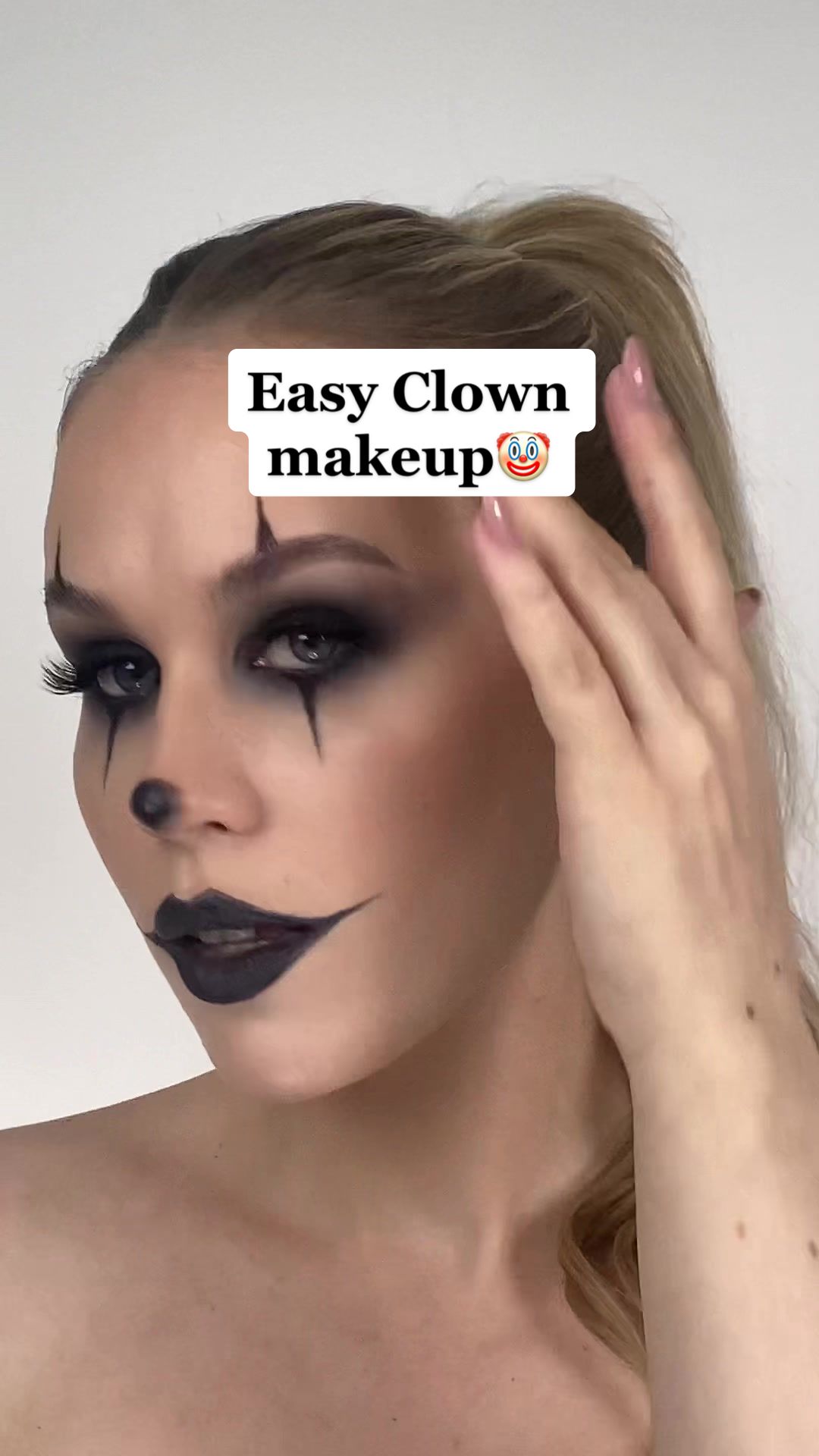 Quick and Spooky: 19 TikTok-Approved Halloween Makeup Ideas 2023 9 Dark Clown makeup