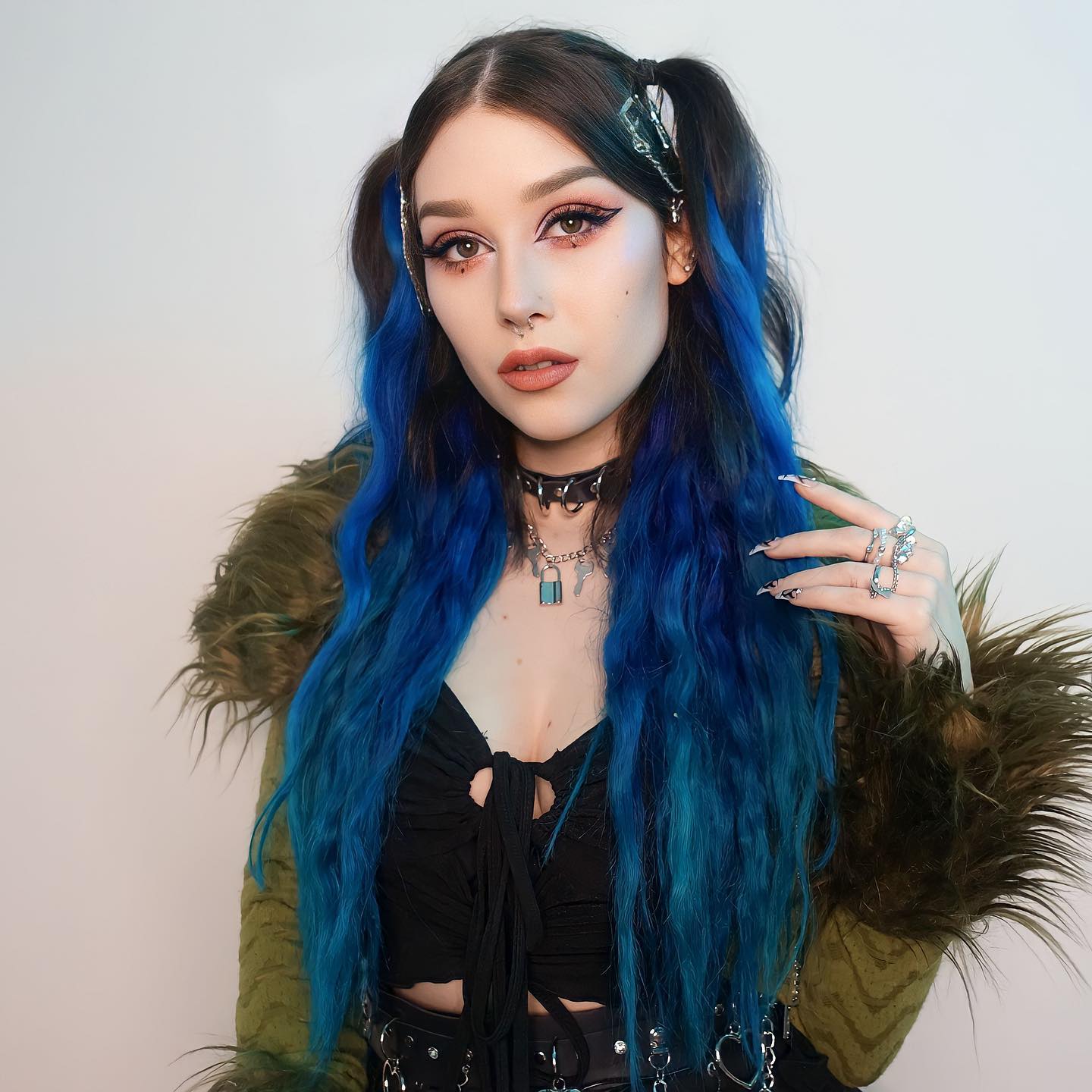 Raven Tresses: A Guide to Stunning Goth Hairdos 11 Goth hairstyles