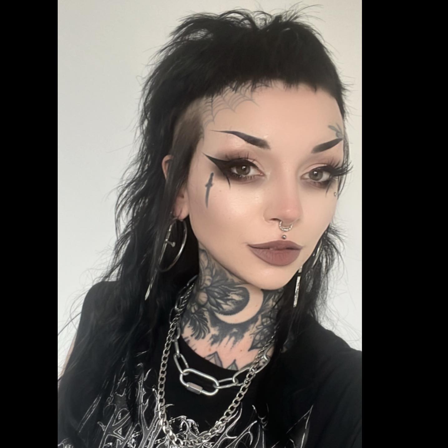 Raven Tresses: A Guide to Stunning Goth Hairdos 14 goth hairstyle