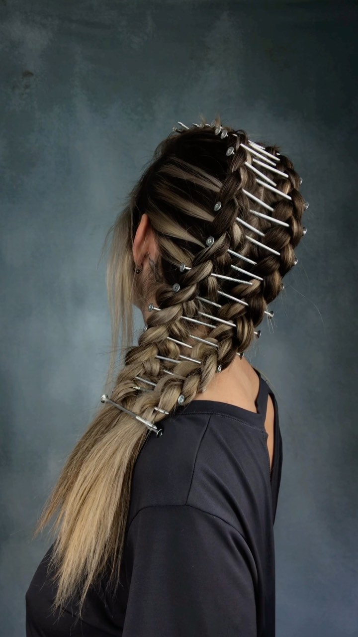 33 Hair-raising Halloween Looks: Get Ghoulishly Glamorous 18 best halloween hairstyle