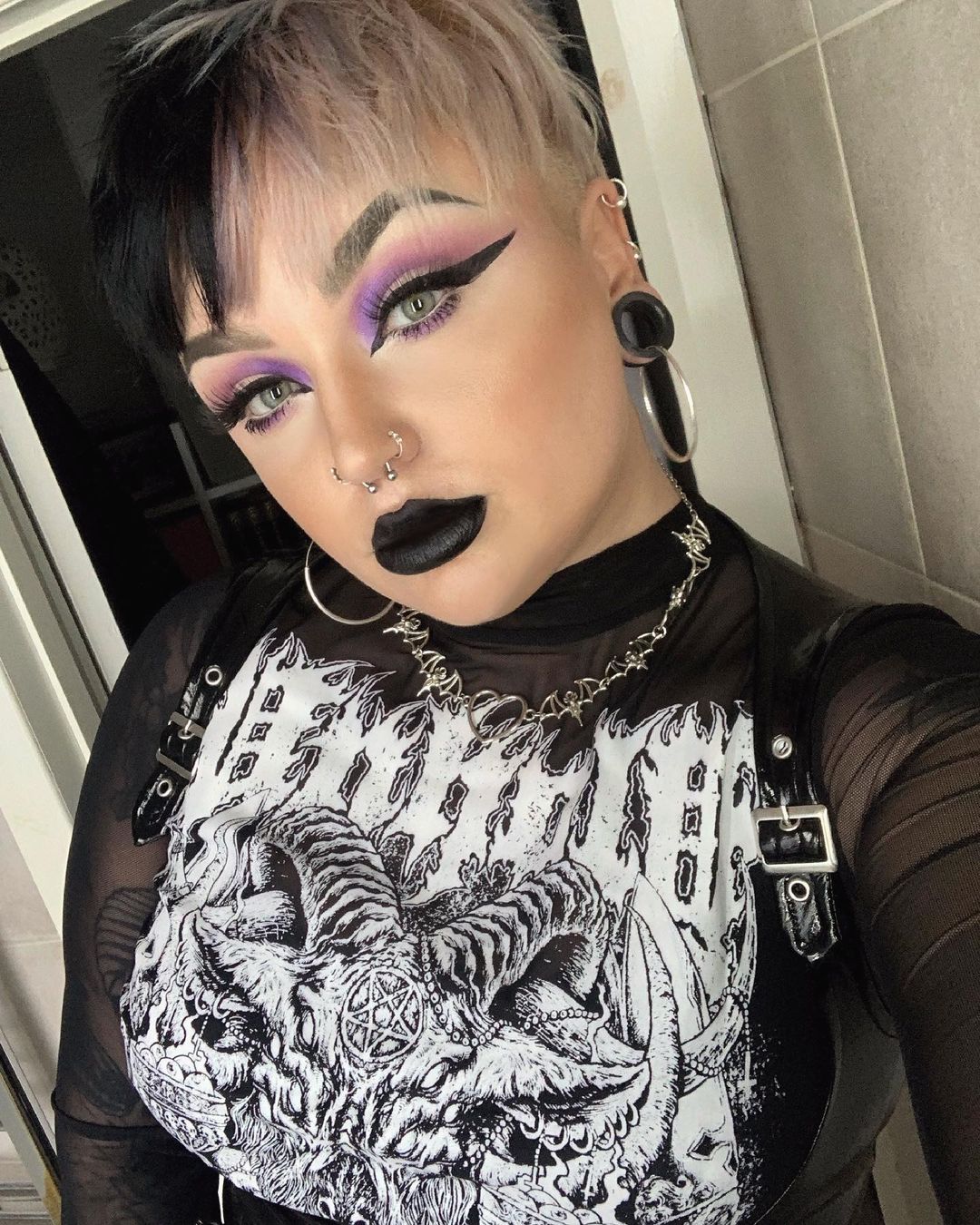 Raven Tresses: A Guide to Stunning Goth Hairdos 25 Pixie goth